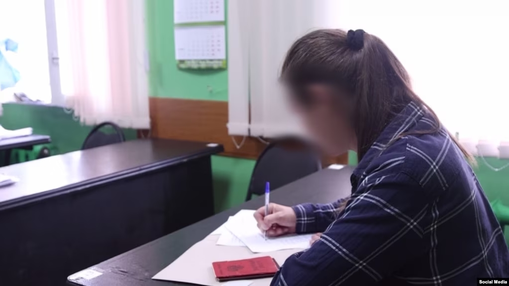 A Central Asian labor migrant filling out a military registration card in Russia. (Social media).