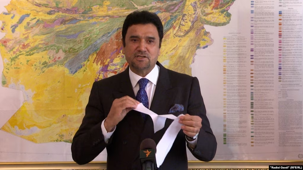 Afghanistan Ambassador to Tajikistan Muhammad Zahir Aghbar, appointed by ousted Afghan President Ghani, rips up a letter from Taliban acting Foreign Minister announcing his government’s appointment of a “first secretary” to the embassy in Dushanbe, Tajikistan on Nov. 7, 2023. (RFE/RL).