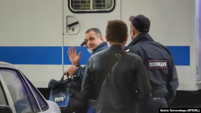 RFE/RL freelance journalist Vladyslav Yesypenko, at the Simferopol City Court in Russia-occupied Crimea (October 5, 2021).