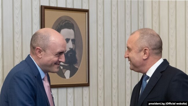 Bulgarian President Rumen Radev (r) meeting with RFE/RL President Jamie Fly (l), April 11, 2022.
