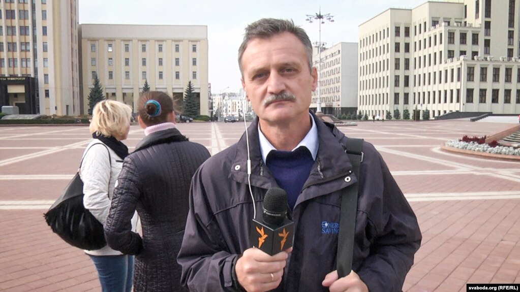 RFE/RL journalist Aleh Hruzdzilovich during a live broadcast in Minsk, Belarus on Oct. 2, 2018. (RFE/RL).