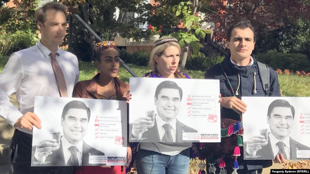 Protesters supporting RFE/RL contributor Saparmamed Nepeskuliev at Turkmen Embassy in Washington, Oct 27, 2017.