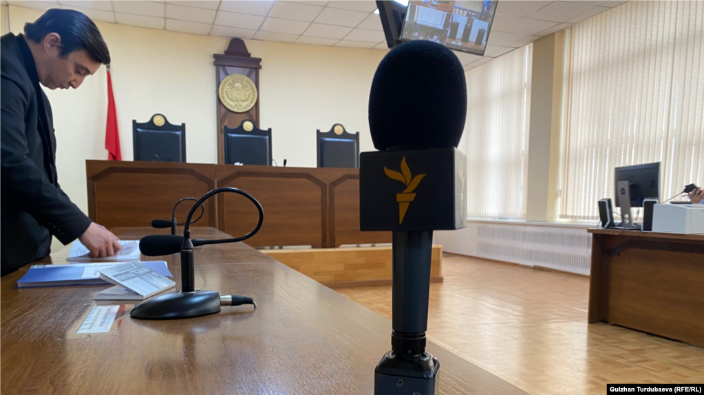 Microphone with Azattyk logo in Bishkek City Court, Kyrgyzstan, on Feb. 2, 2023. Gulzhan Turdubaeva (RFE/RL).