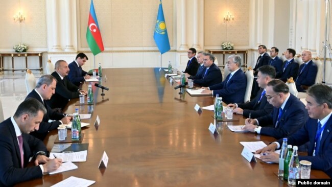 A meeting of the presidents of Azerbaijan, who all sit on the left side of a long table, and Kazakhstan, who all sit on the right.