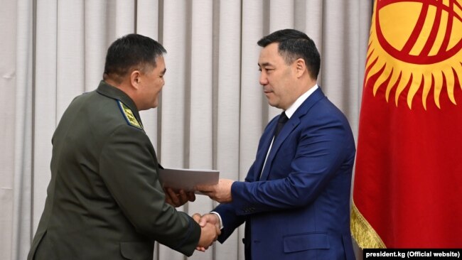 President Sadyr Japarov (right) awarding Kamchybek Tashiev the title of "Kyrgyz Republic Synnyn Baatyr" with the presentation of a special badge on September 2, 2022.