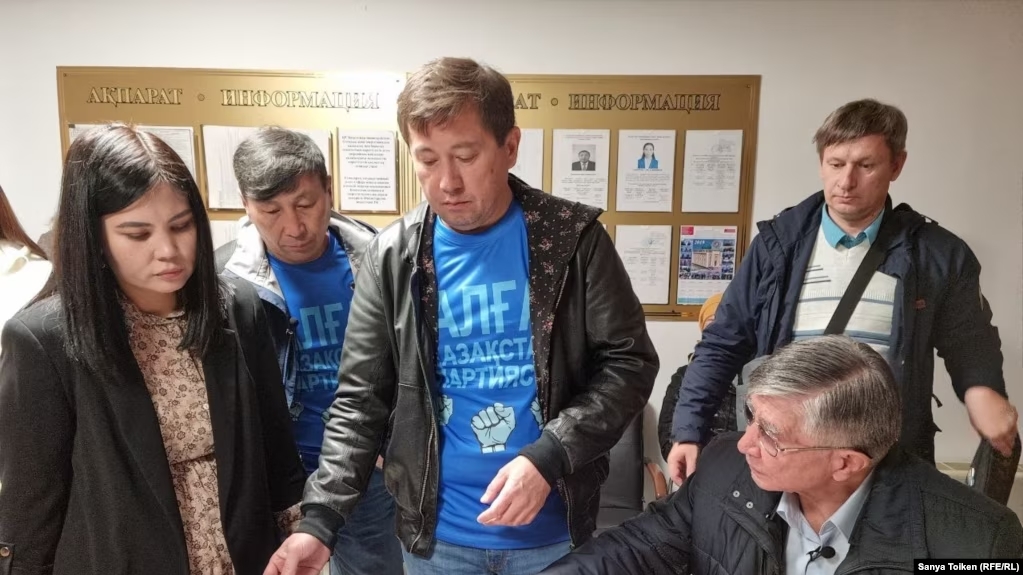 Alga Kazakhstan activists attempt for the fifth time to submit their registration forms to the Justice Ministry in Astana, Kazakhstan in October 2022. Sanya Tolken (RFE/RL).
