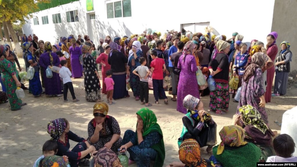 People wait in a queue in front of a state grocery store to buy cooking oil in Turkmenistan. (RFE/RL).