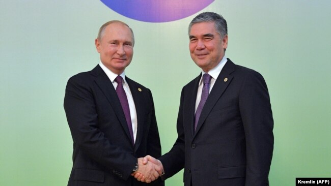 Russian President Vladimir Putin (L) meets with Turkmen President Gurbanguly Berdymukhamedov (R) in Ashgabat.