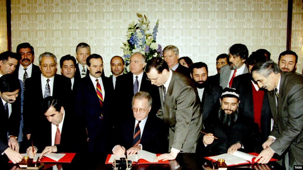 Tajikistan – President Emomali Rakhmon (L) and Said Abdullo Nuri (R), leader of the opposition, sign the Tajik Peace Accord on June 27, 1997.