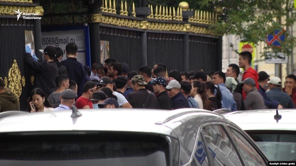 Kyrgyz migrant workers gather outside the Kyrgyz Embassy in Moscow, Aug. 17, 2020. (RFE/RL).