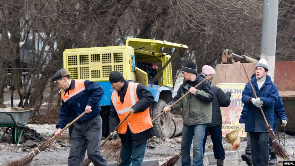 Many Central Asians work in Russia as street cleaners, gardeners, caretakers, janitors on Moscow streets. (RFE/RL).
