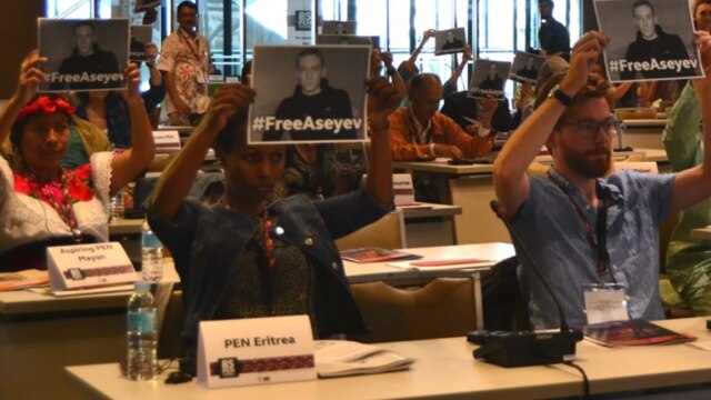 Delegates at the 85th PEN Congress in Manila, Phillippines, expressing support for imprisoned RFE/RL contributor Stanislav Aseyev.