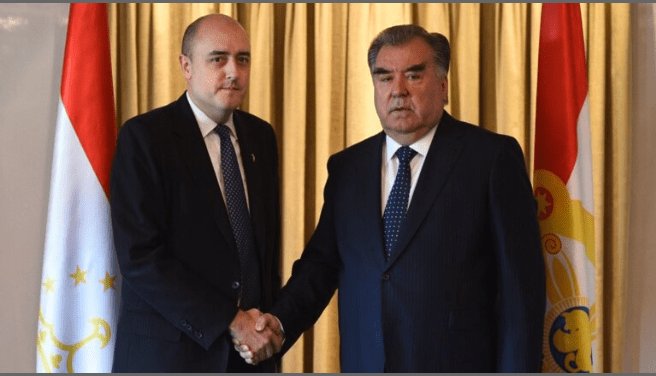 RFE/RL President Jamie Fly shakes hands with Tajikistan President Emomali Rahmon.